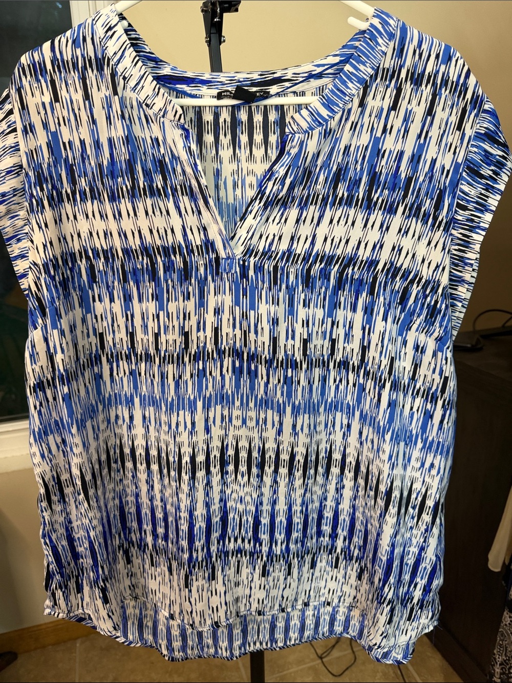 Blue & White Sleeveless V-Neck Printed Blouse2187